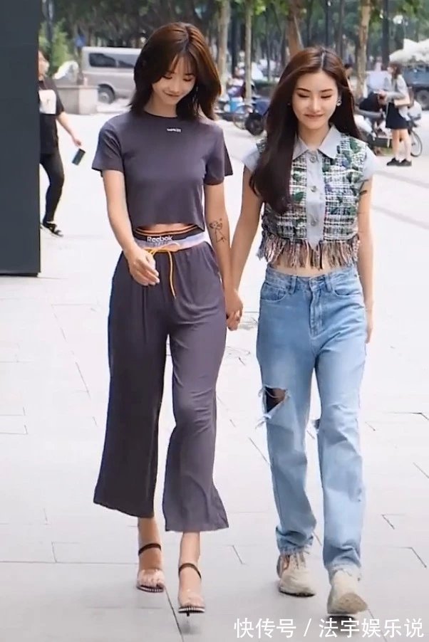 高跟鞋 闺蜜两人同穿套装，个子矮的反而赢了，全因穿了一条“破裤子”
