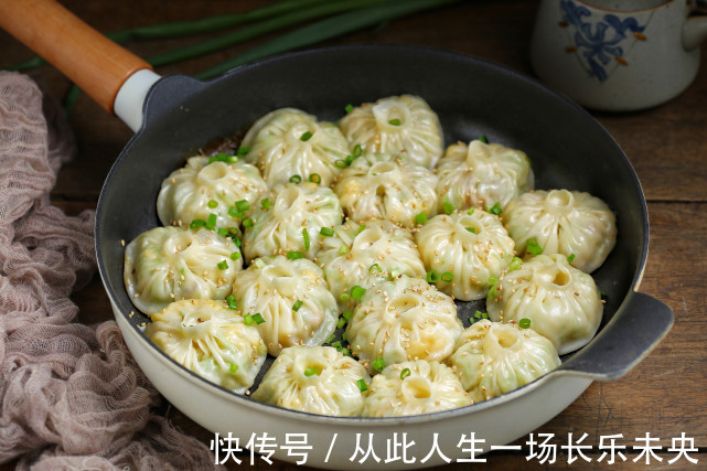 不揉面不发酵,用饺子皮做水煎包,皮薄馅大倍儿鲜美,当早餐正好