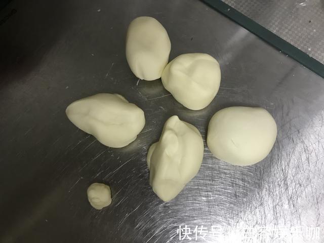 蒸制|80岁奶奶教我:馒头要想松软白胖又光滑,这2点很重要,涨知识
