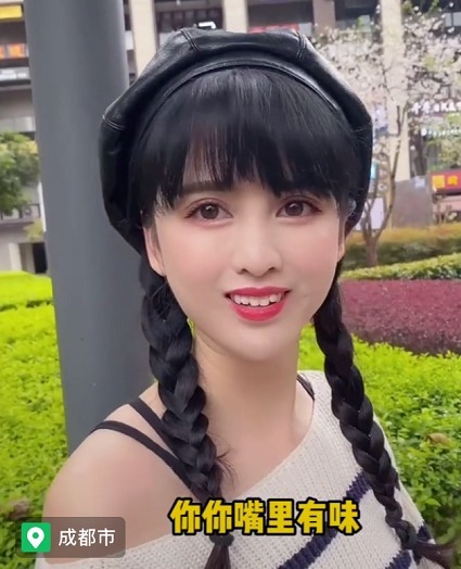 小卷发|成都61岁大姐因“娃娃脸”走红,抬头一个微笑,仿佛看见20岁少女