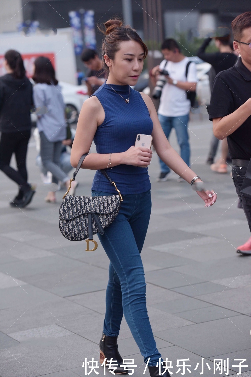 修长|修身牛仔裤的魅力，秀出修长美腿的同时，又更有时尚感