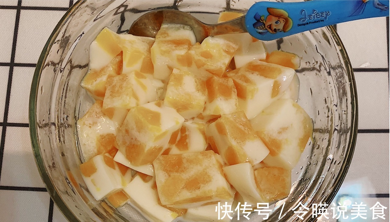芒果和牛奶做，好吃到碗中见底，香甜又营养，小朋友们都爱吃