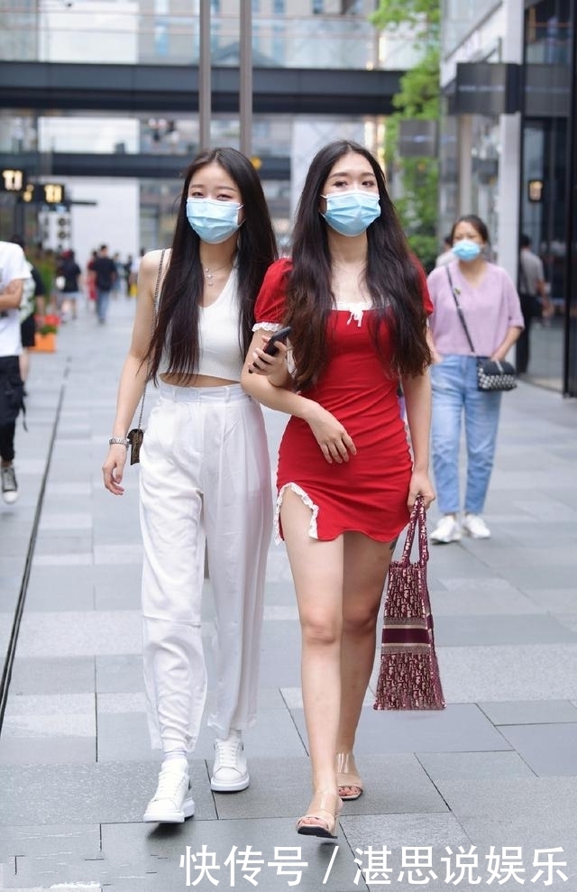 小姐姐身材好颜值高，很有街头的气质感