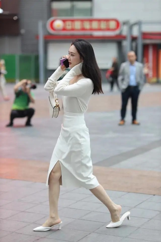 短裙 美女身材风韵,穿白色短裙配高跟鞋,青春靓丽很有气质
