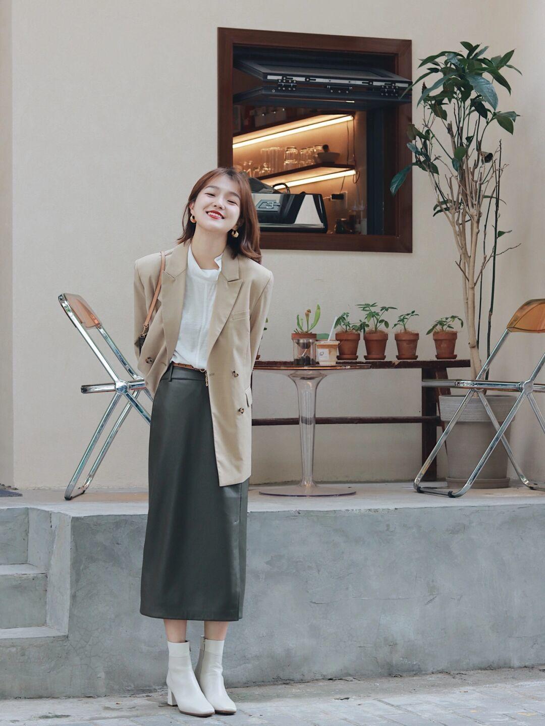 西装外套|秋冬不费力穿搭,格纹西装+黑色铅笔裤,高级又时尚!