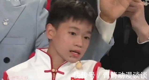 全紅嬋第一次現場唱歌!跳到選手李雯雯背上,惹得全場都笑翻了