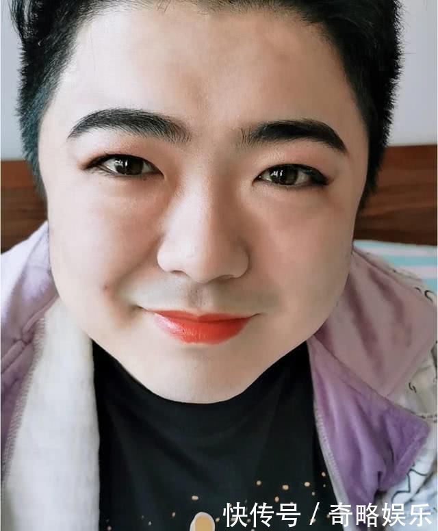 脸大却很漂亮的女生，这几点太明显，难怪不遮脸也有高颜值