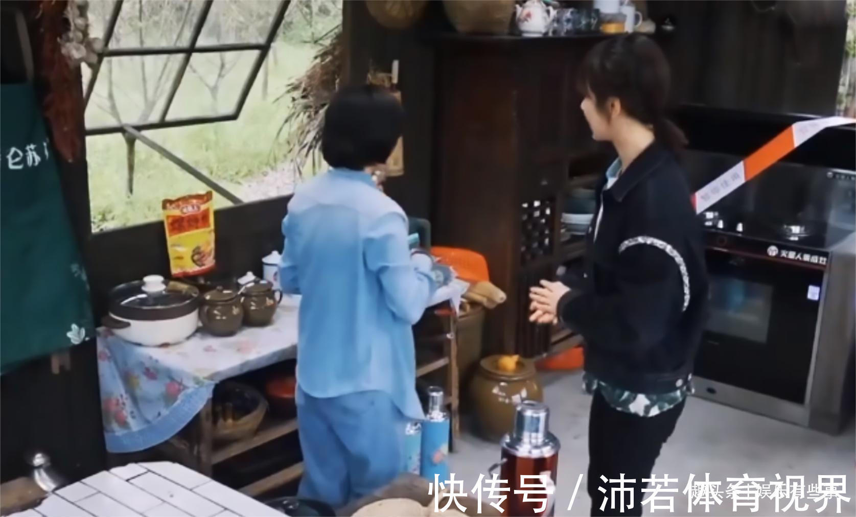 節目組|楊紫抓雞嚇唬張藝興，雙雙被啄嗷嗷叫，迷糊夫婦太逗了