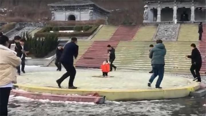 外甥女|8个舅舅只有一个外甥女,回姥姥家场面太壮观了,网友:团宠