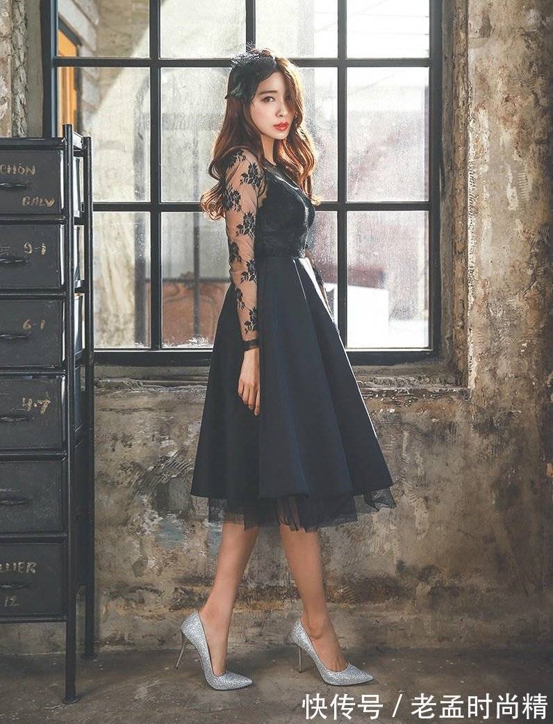 吊带连衣裙 ??经典黑色吊带连衣裙,拼接刺绣网纱外罩,高雅时尚