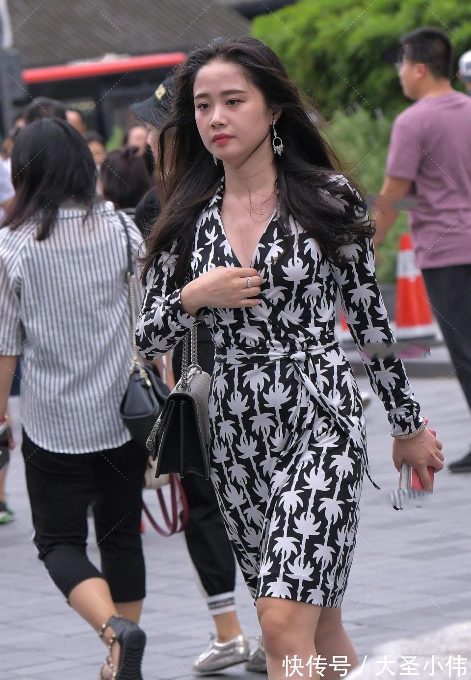 美女|美女街拍:这样的美女出去逛街,另一半怎么会放心?是我肯定不让她单独出门