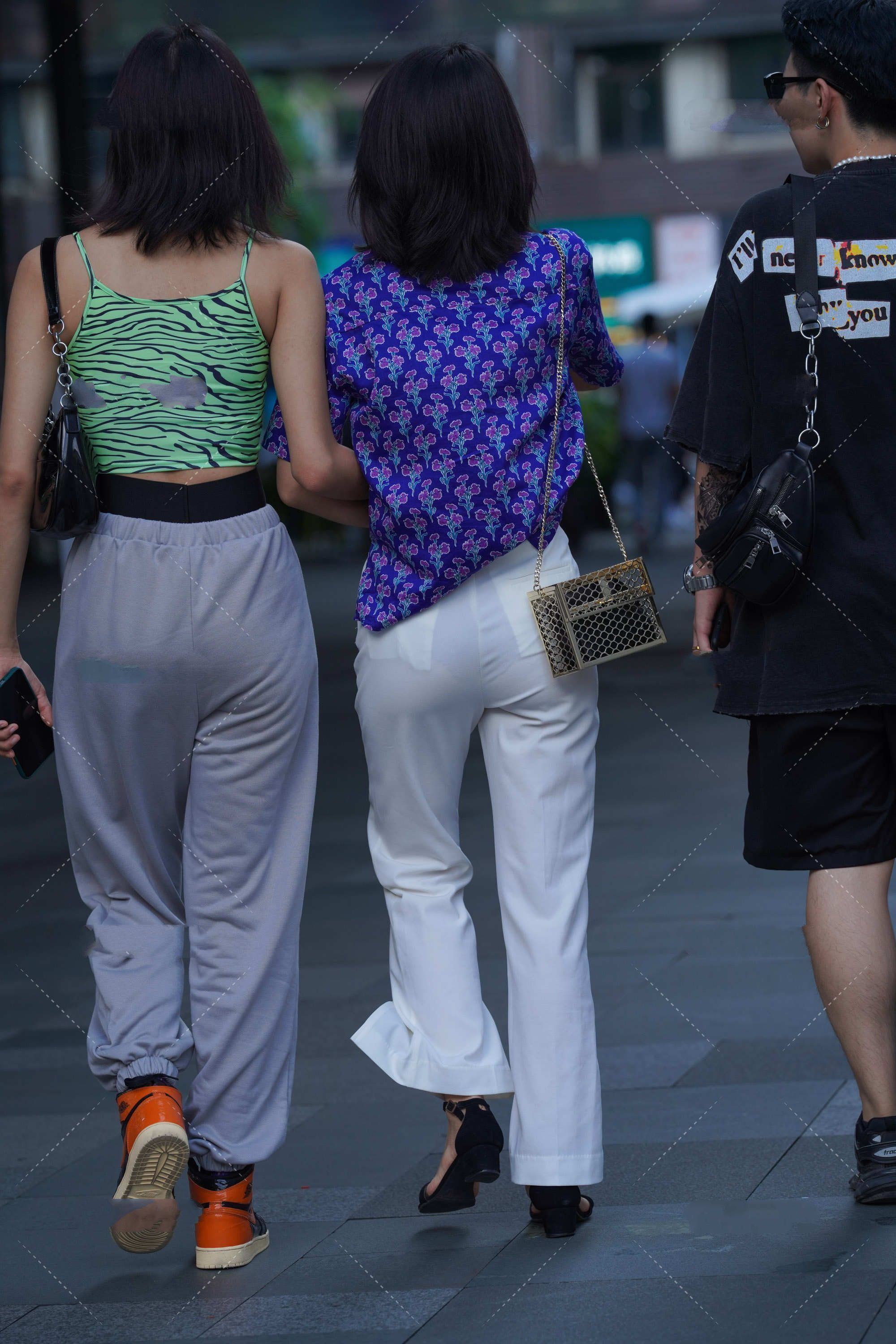 包包 蓝色碎花上衣搭配纯白色设计感裤子,港风味十足,帅气又有个性