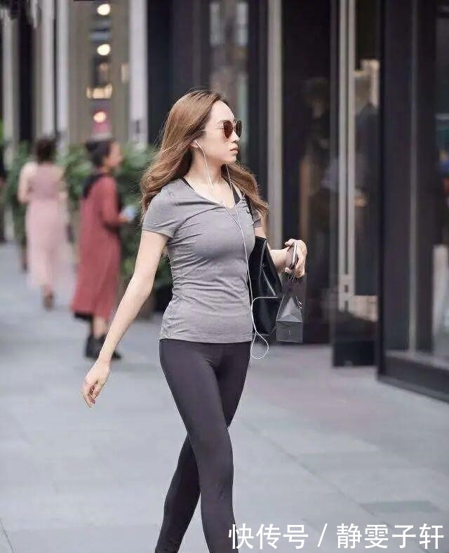 打底裤怎么穿时髦当然是“单穿”了，“引爆”整个街头