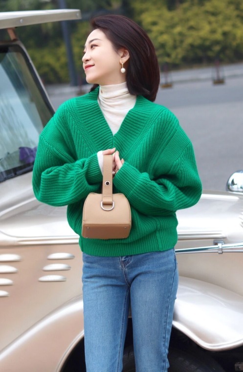 下图 今年流行“毛衣+牛仔裤”,不光保暖舒适,普通人穿了简约又洋气