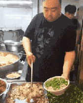 |搞笑GIF图:看到在大哥手里面的肉越来越少,看着都难受!