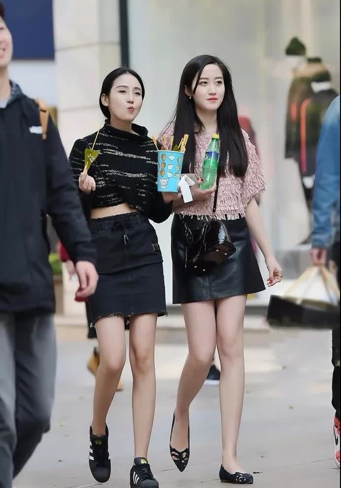 时尚靓丽 一对时尚靓丽的性感美眉, 黑皮短裙迷人小身姿充满年轻活力