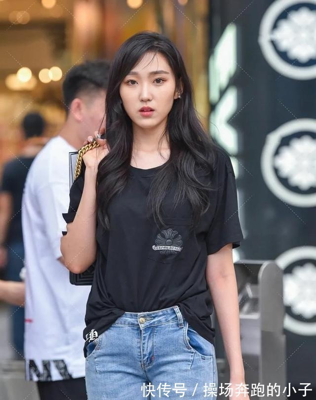 穿搭 微胖身材这样穿才好看,黑色T恤搭配紧身牛仔,遮肉还显迷人小蛮腰