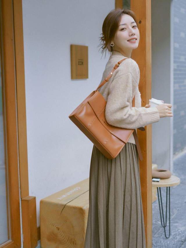 半身裙|女生博主秋冬穿搭指南,针织开衫搭配百褶半身裙,高贵优雅又温柔