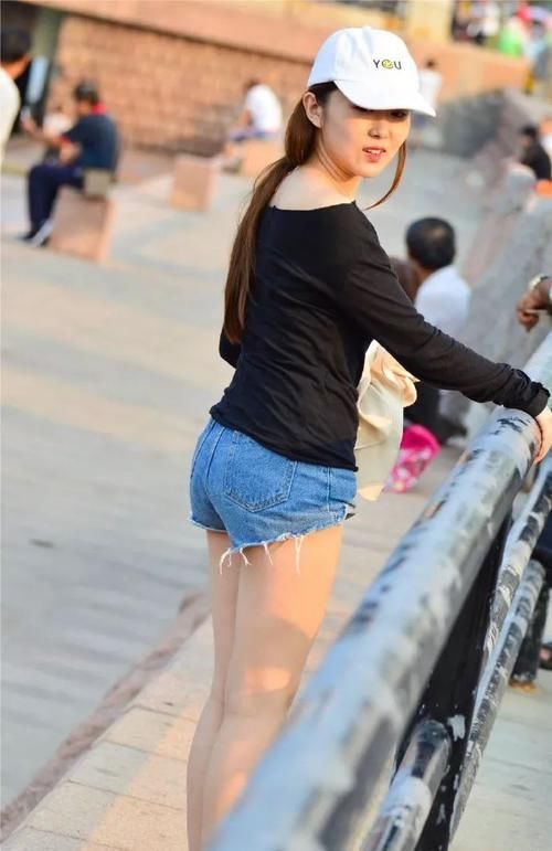 路人街拍小姐姐这条牛仔裤，看上去特别显腿长啊