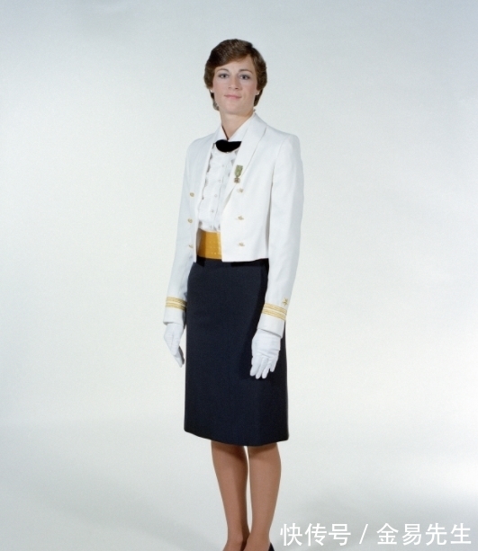 新规|美国海军修订制服条例,发型、耳环、高跟鞋和智能手表新规出台