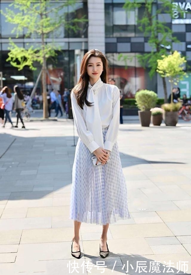 路人街拍,小姐姐穿蓝色雪纺面料的短裙,很有特色