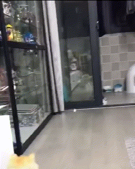 |搞笑GIF:我都不敢这么p,她却敢这么长!