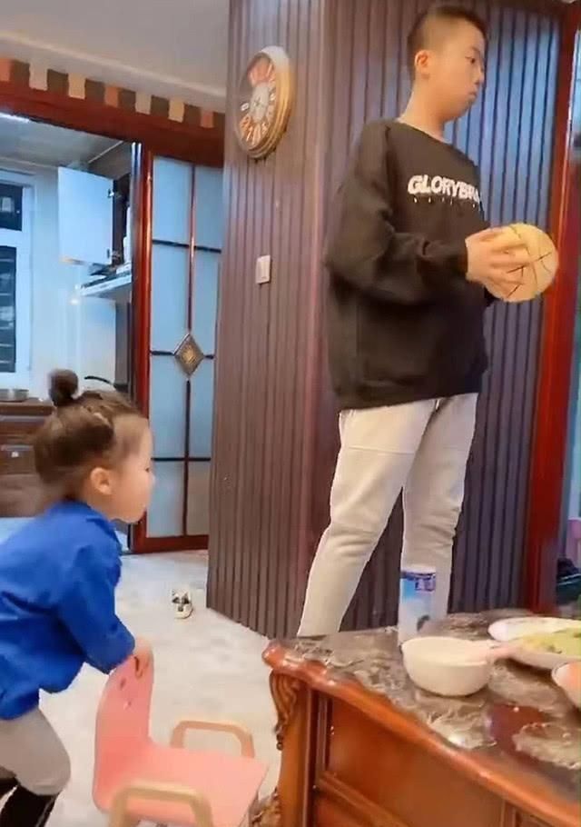 放假|女儿在家称王称霸,哥哥放假后改天换日,妹妹还有21天他就开学