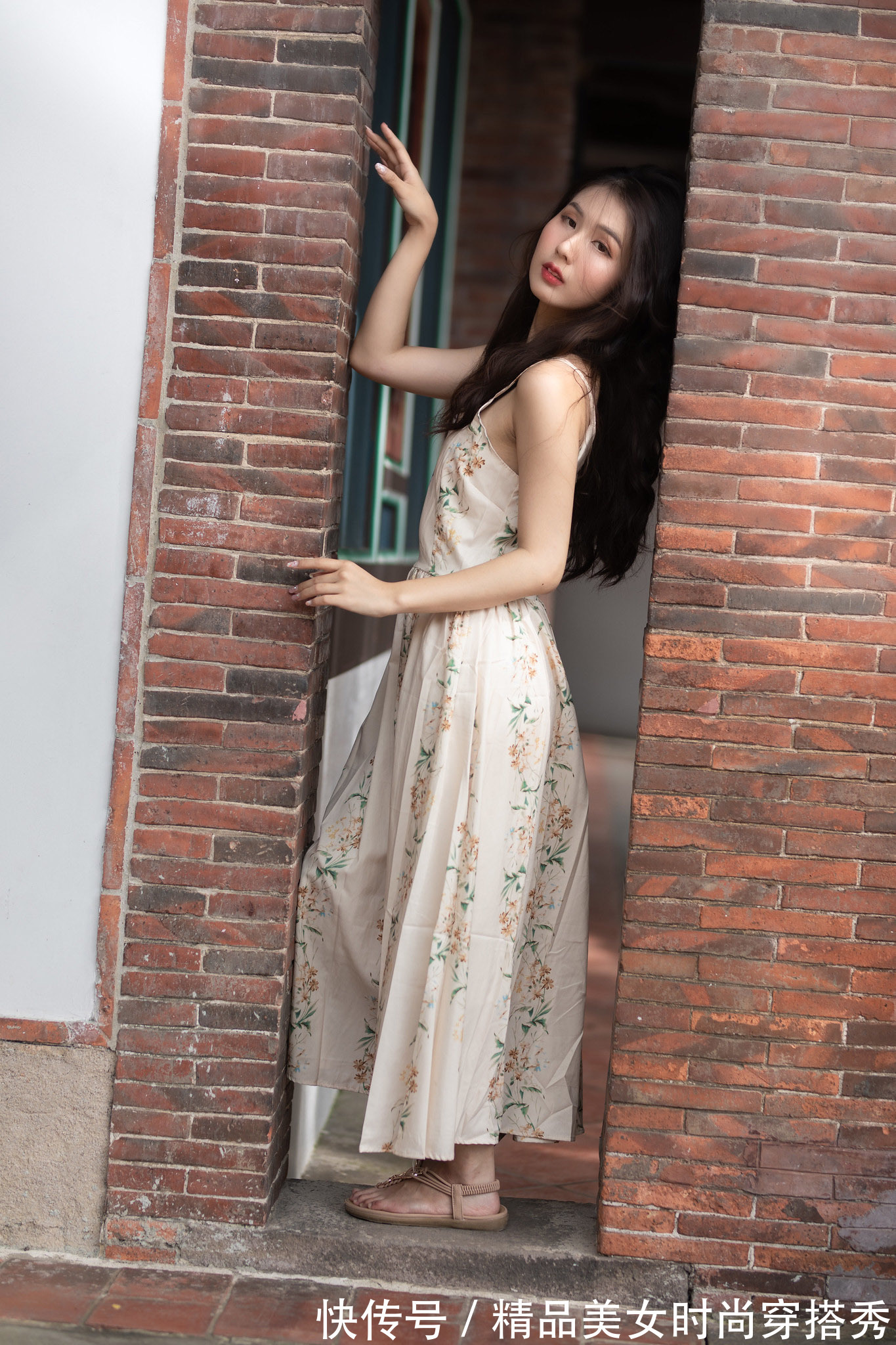 小凉鞋 吊带连衣裙清凉简约,搭配一双简单的小凉鞋就能够轻松驾驭!