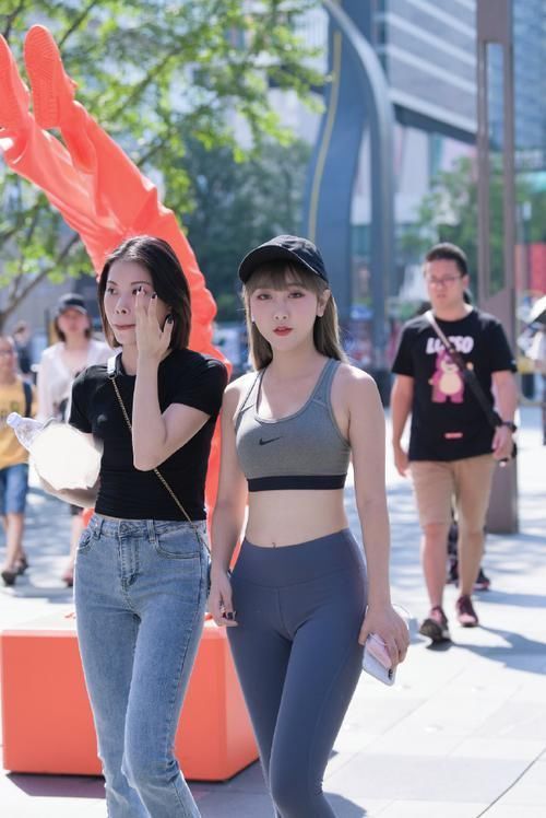 路人街拍阳光活力的健身小姐姐,凹凸好身材轻松碾压闺蜜