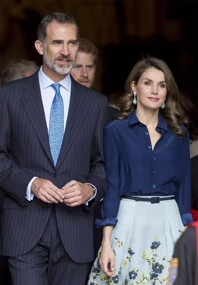 高贵|西班牙王后越老越美,穿宝石蓝衬衫气质真好,配刺绣纱裙更显高贵