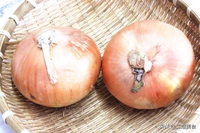 买洋葱,要认清这2种,1块钱一斤也别要,摊主从不给家人吃