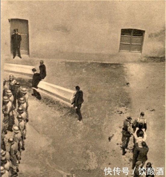棺材|纳粹成批的枪毙犹太人的老照片:棺材就在旁边摆着,死一批装一批