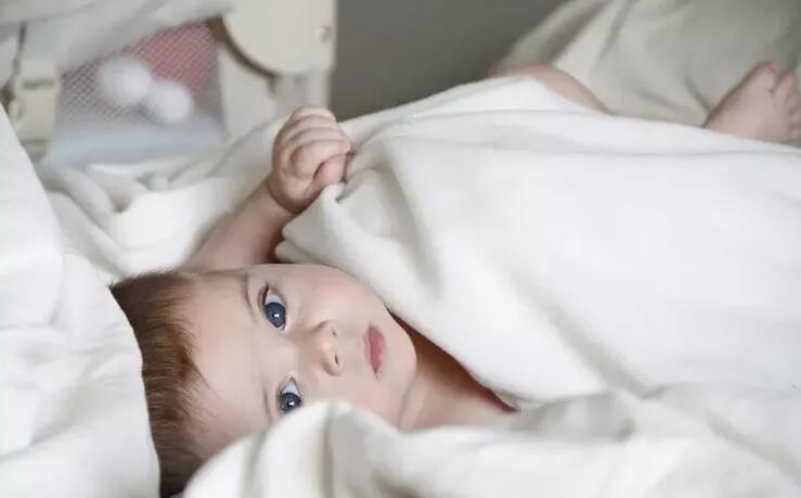 睡眠|婴儿一晚上醒几次正常?0-1岁宝宝睡眠需求表,父母可自查