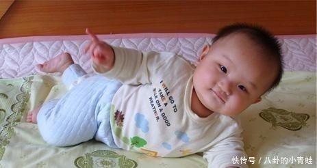 训练|抬头、翻身、独坐、行走，1岁前宝宝大运动发育规律，你娃达标吗