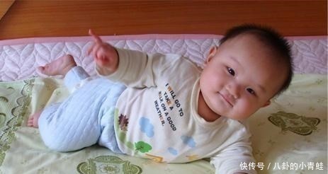 训练|抬头、翻身、独坐、行走,1岁前宝宝大运动发育规律,你娃达标吗