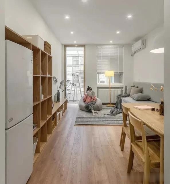 大衣柜|客厅一定要放沙发和茶几的现在都流行这样装啦