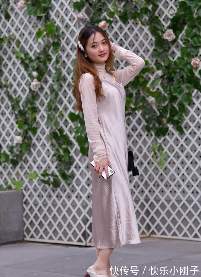 姑娘 明亮耀眼的连衣裙穿出优雅高级感,展现姑娘的华美身姿,清新时尚