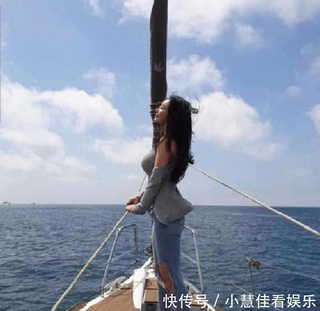 搭配紧身牛仔裤小姐姐,秀出小蛮腰,自信大方有个人魅力