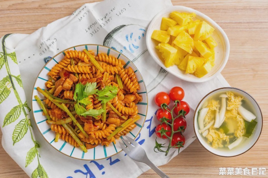 10分钟搞定!这面随手一炒太绝了,香到邻居来敲门