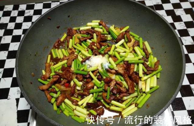入味|炒蒜苔,不要直接炒或者焯水,巧用一招,蒜苔熟得快,香脆入味
