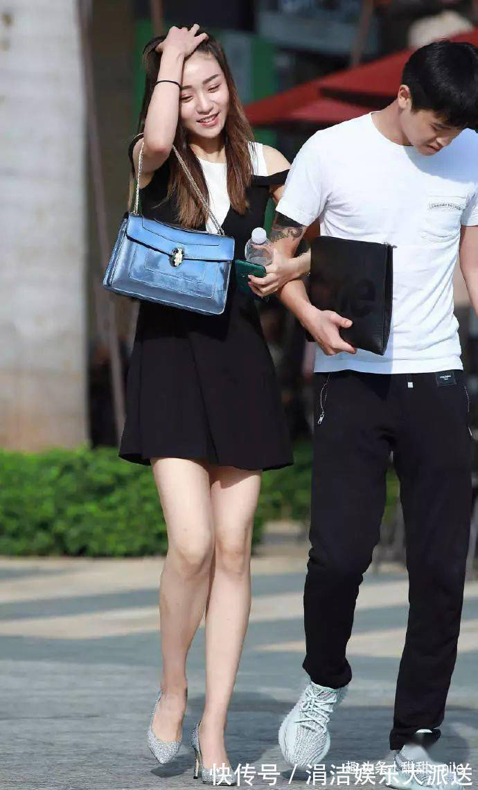 尖头 美女脚上一双一字带的高跟凉鞋,凸显她的身高,显得更加的有气质