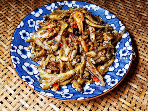 湖南有一种火焙鱼，不烟熏也不放盐，自然鲜甜，炒辣椒下一大碗饭