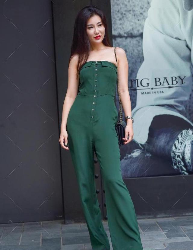 自然清新的绿色套装, 一字肩搭配红色凉鞋很显眼, 白皙肤色有气质