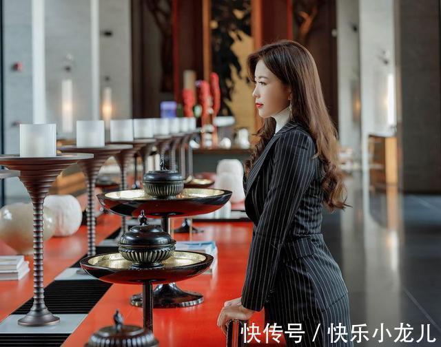 条纹 西装外套搭配马甲裙,身处职场的你一定不要错过这时尚干练的搭配