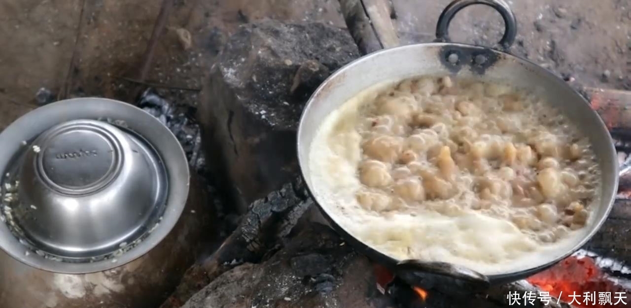 尼泊尔|尼泊尔山区农村建房子,主人砍五斤黑猪肉,红烧猪肉招待帮忙的