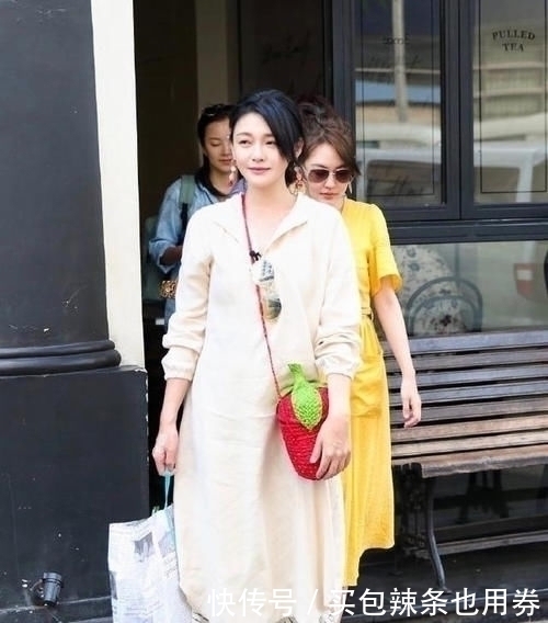 百褶裙|44岁大S素颜吓人网友这个大妈是谁针织衫+百褶裙超时髦