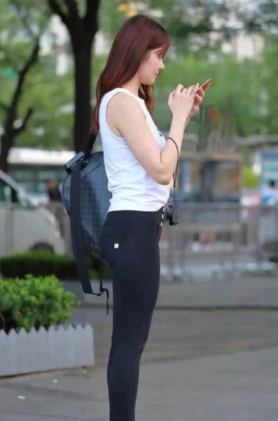 vivi|街拍美女：边走边拍小姐姐，简单穿搭休闲清爽，人生处处是风景