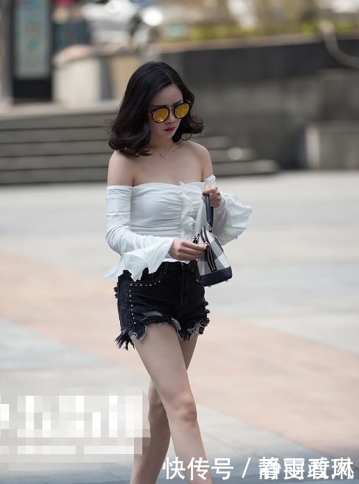 街拍:女人们穿三角形短裤,长腿“露”出线条,回头率绝对最高!