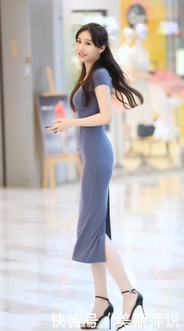 美女街拍小姐姐真会博眼球,穿后开叉连衣裙,