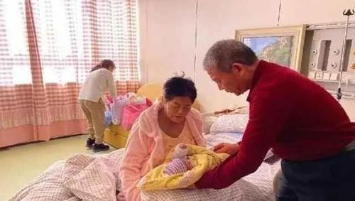 女儿|“我退休金上万,不用子女帮”,六旬老太生下女儿后,现在如何了